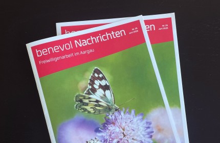Zwei benevol Nachrichten zum Thema "Nachhaltig und sozial" aus dem Jahr 2025 liegen übereinander.