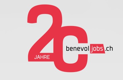 Bild mit verschiedenen Freiwilligen, die ein Schild halten auf dem steht "Wir engagieren uns. Mach mit!", daneben steht das Logo für 20 Jahre benevol-jobs.ch