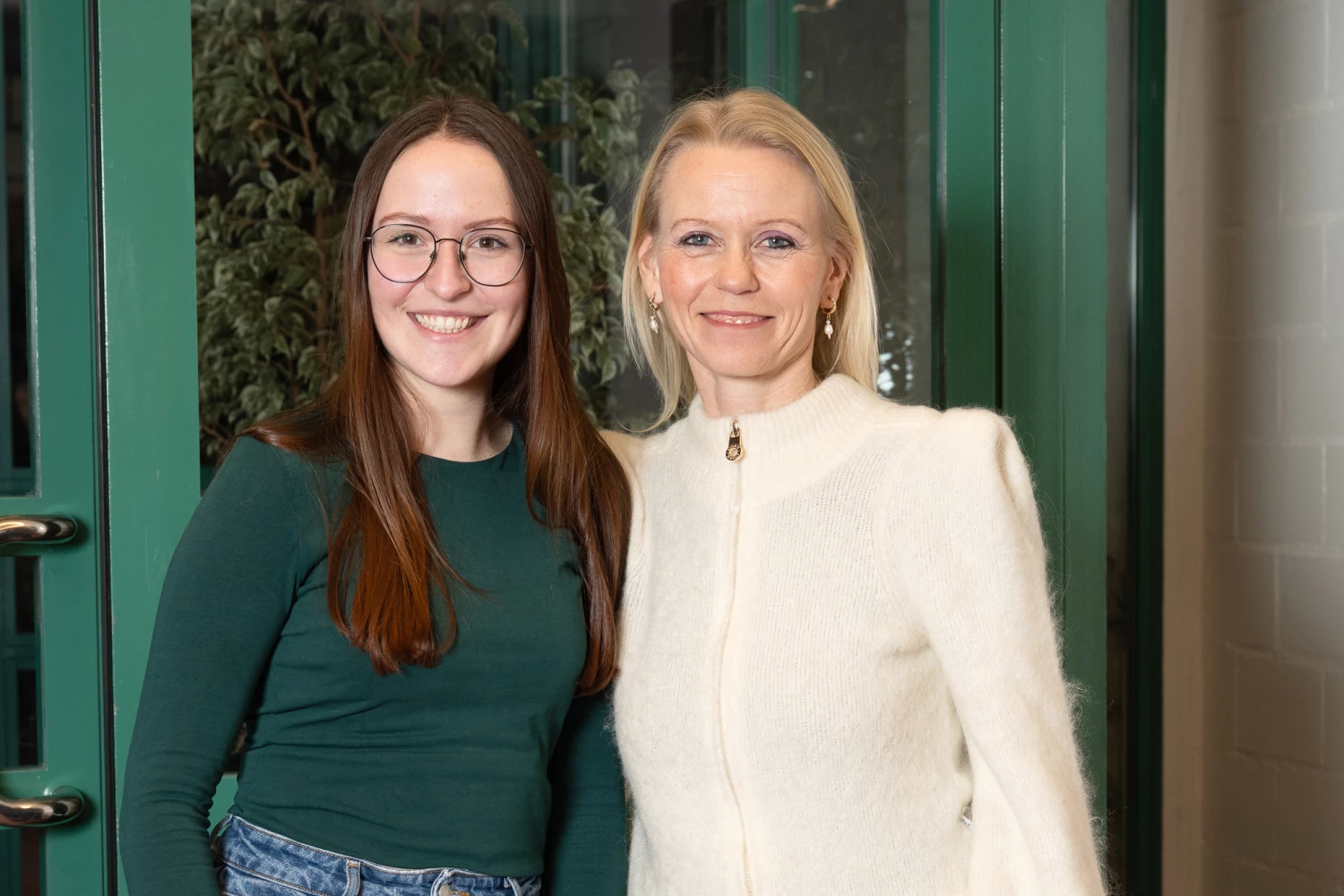 Das Bild zeigt zwei Frauen: Mentee Stephanie Wick und Mentorin Lilian Studer
