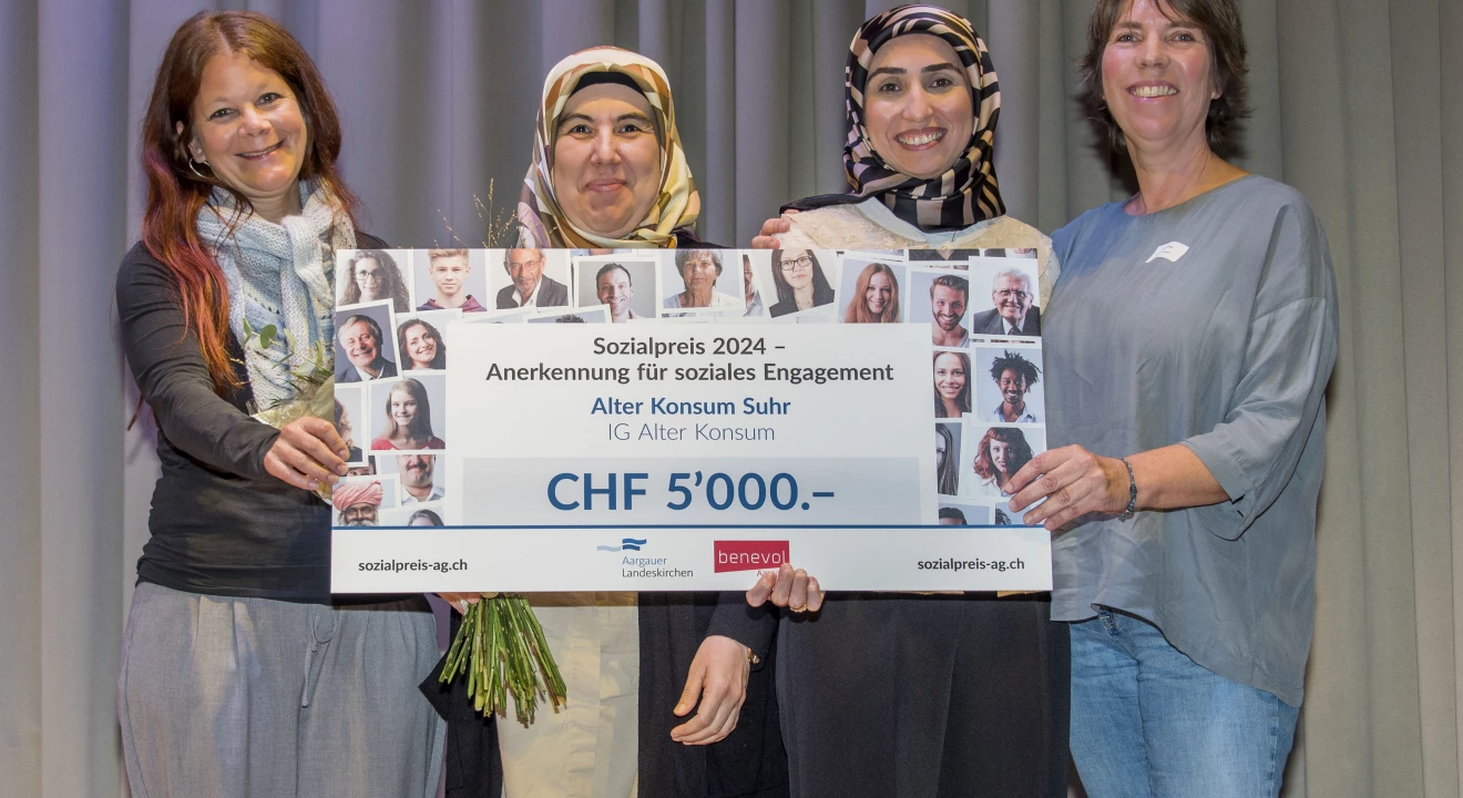 Stellvertretend für den ganzen Vorstand und die unzähligen Freiwilligen der IG Alter Konsum Suhr freuten sich Maya Stampfli, Nazmiye Celik, Ayșe Ateș und Doris Frey über den 1. Platz des Sozialpreis Aargau für den von ihnen organisierten Laden mit Bistro, in dem sich durch selbstorganisierte Apéros, Sprachcafés, Spiel-, Bastel- und Nähnachmittage in kürzester Zeit eine sorgende, bunt gemischte Gemeinschaft jeden Alters entwickelt hat.