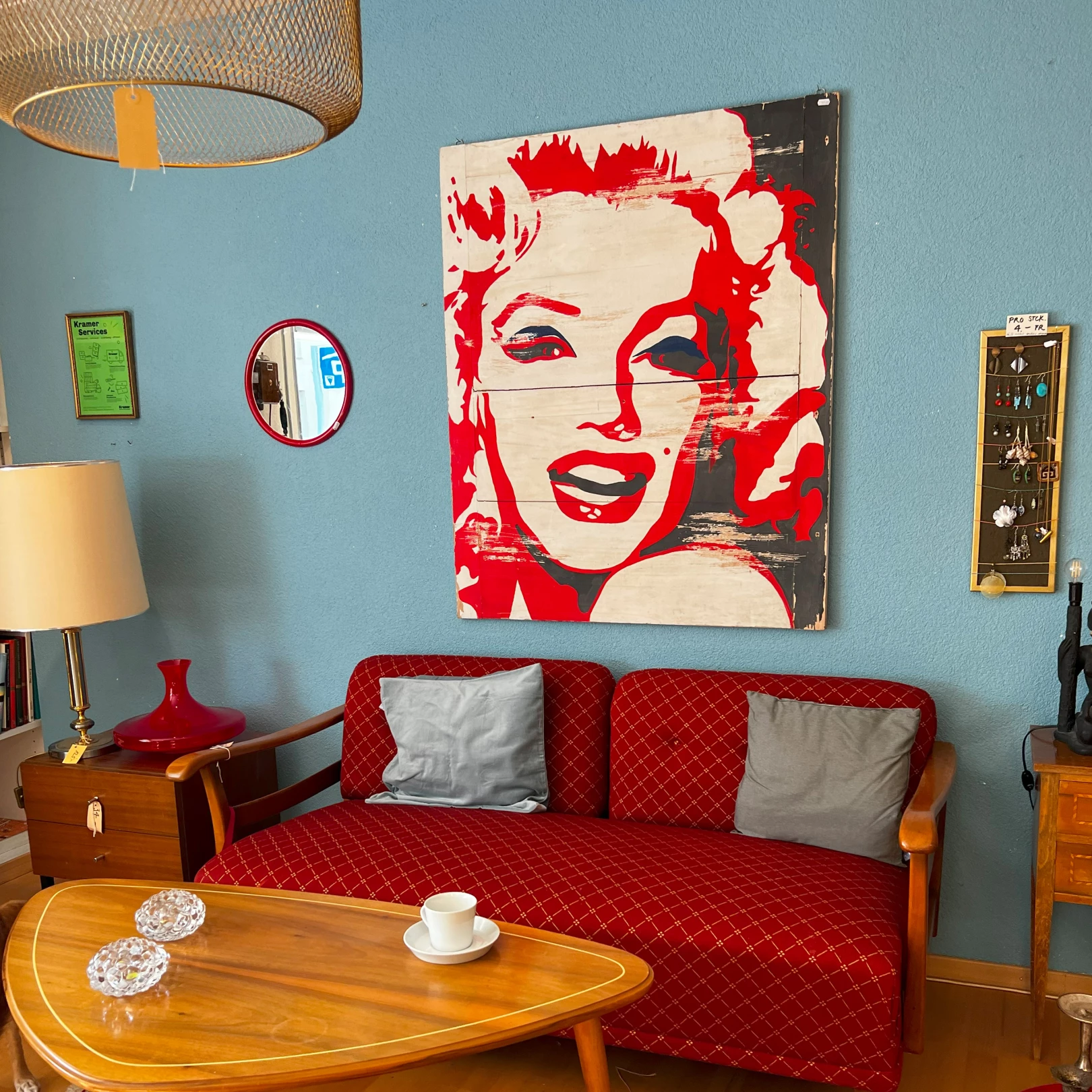 Zu sehen ist der Café-Bereich eines Brockenhauses mit einem gemütlichen Sofa im Zentrum.