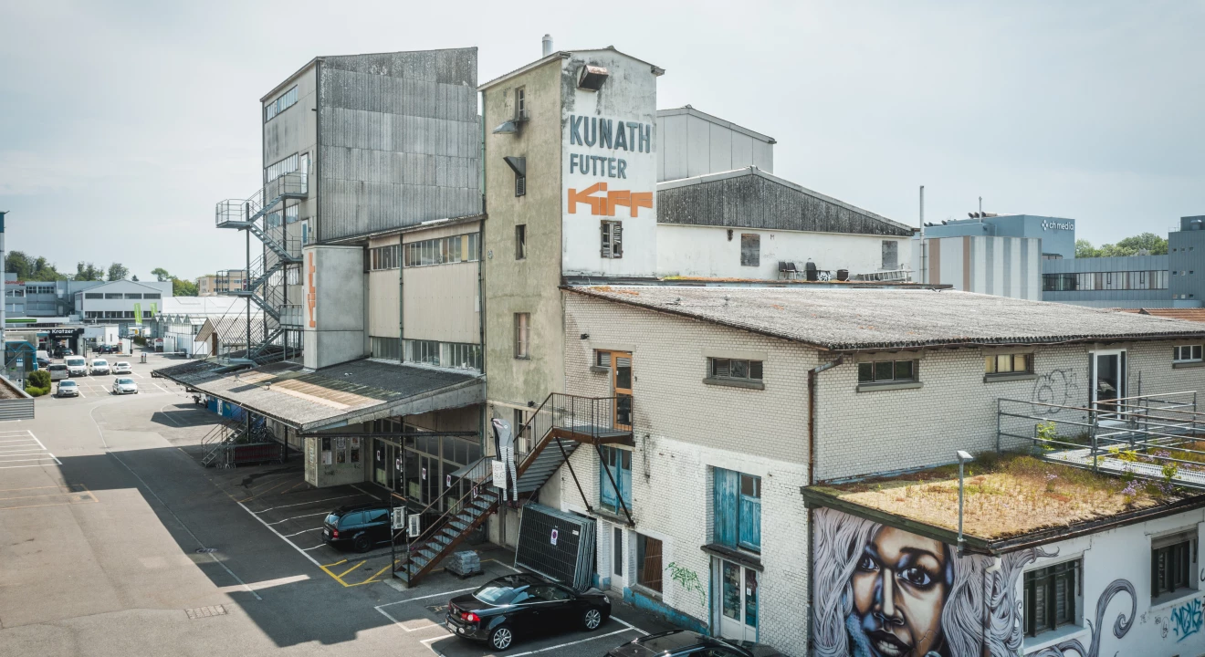 Beim Bild handelt es sich um ein mit einer Flugdrohne aufgenommenes Foto einer ehemaligen Fabrik, die heute als Kultur- und Konzerthaus genutzt wird.