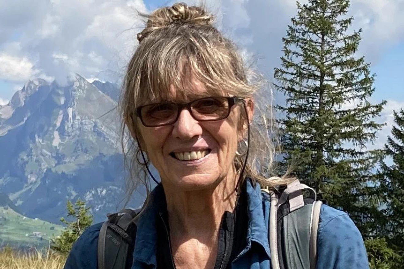Das Foto zeigt eine vielseitig engagierte Freiwillige bei einer Wanderung in den Bergen.