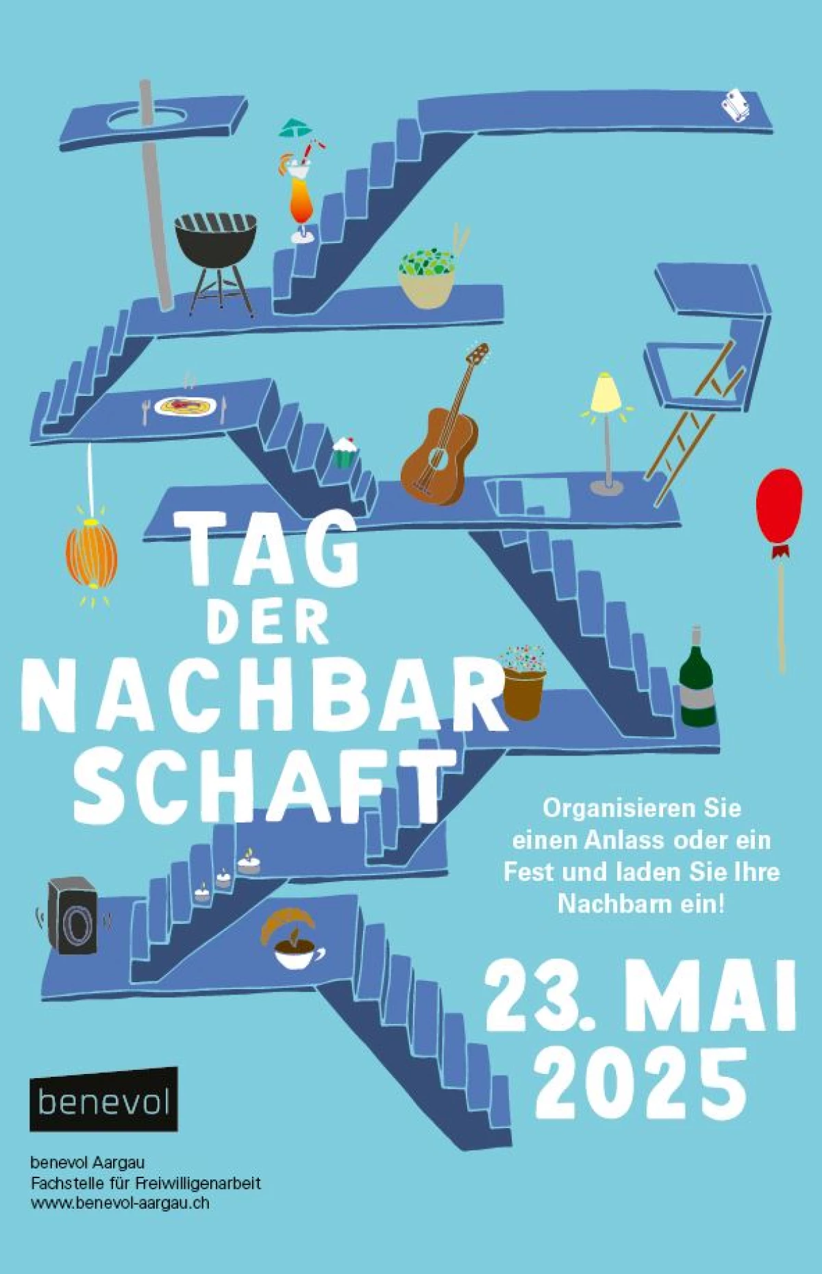 Der in Blautönen gehaltene Flyer zum Tag der Nachbarschaft 2025 zeigt ein über mehrere Etagen reichendes Treppenhaus und darin verteilt einzelne Alltagsgegenstände wie Lampen, Küchenutensilien oder Musikinstrumente.