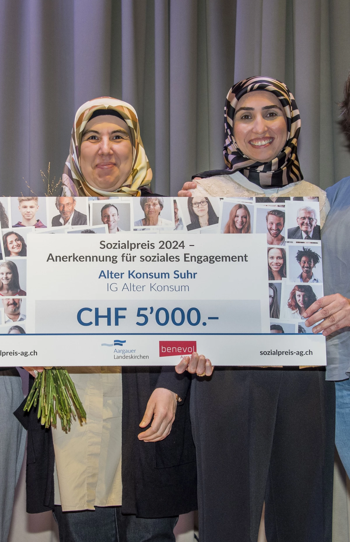 Vier strahlende Frauen halten gemeinsam und stellvertretend für den Alten Konsum einen übergrossen Check, der den Betrag von 5000 Franken zeigt. Der Check symbolisiert ihren Sieg beim Sozialpreis 2024.