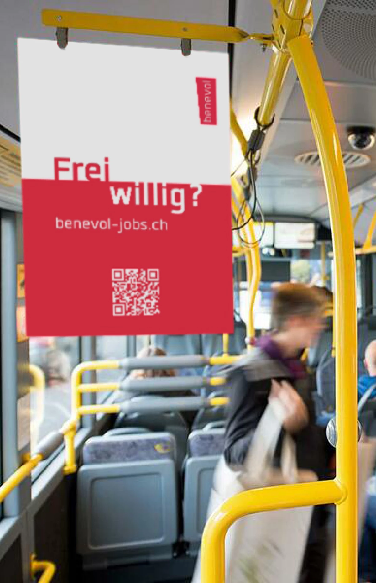 Zu sehen ist das innere eines Linienbusses und darin hängende Werbeplakate zu freiwilligem Engagement und der Website benevol-jobs.ch.