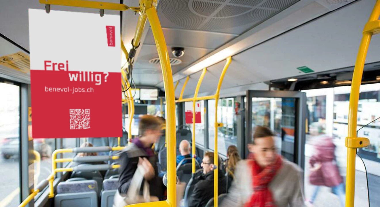 Zu sehen ist das innere eines Linienbusses und darin hängende Werbeplakate zu freiwilligem Engagement und der Website benevol-jobs.ch.