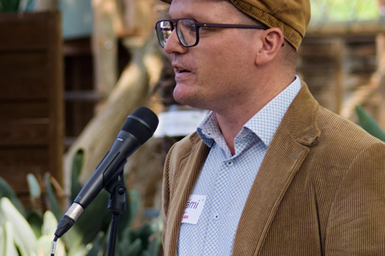 Geschäftsleiter Samuel Steiner bei einem Referat zu Freiwilligenarbeit