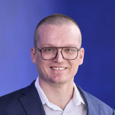 Portrait Foto von Samuel Steiner, Geschäftsleiter von benevol Aargau, Fachstelle für Freiwilligenarbeit