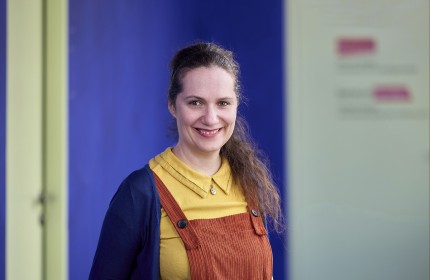 Portrait Foto von Viola Hofmann, Kommunikation/Marketing von benevol Aargau, Fachstelle für Freiwilligenarbeit