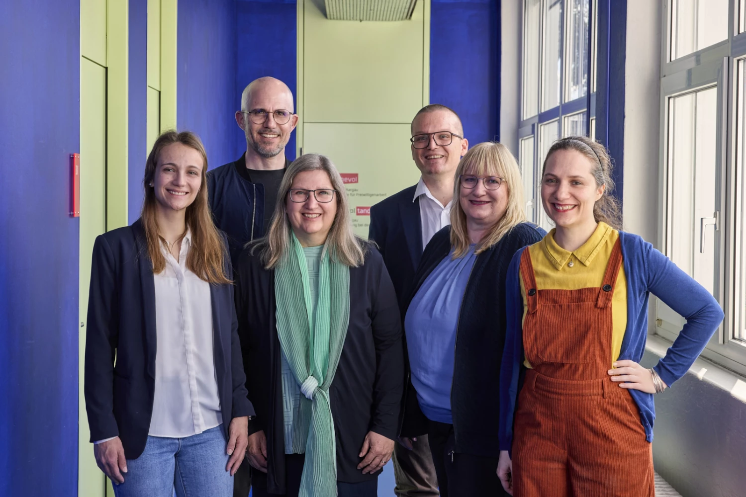 Gruppenbild des Teams von benevol Aargau 2025 vor den Büroräumlichkeiten in Aarau. Von links nach rechts: Nadja Kammermann, Reto Vogel, Gaby Häuselmann, Samuel Steiner, Brigitte Basler, Viola Hofmann
