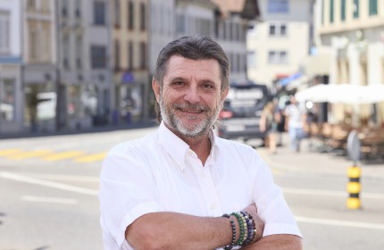 Portrait Foto von Alfons Kaufmann, Vorstandsmitglied von benevol Aargau, Fachstelle für Freiwilligenarbeit