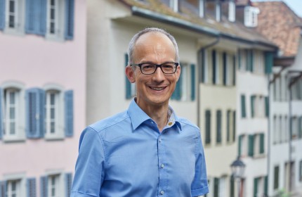 Portrait Foto von Dominik Burkhardt, Vorstandsmitglied von benevol Aargau, Fachstelle für Freiwilligenarbeit