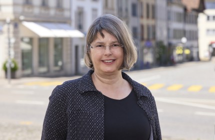 Portrait Foto von Monika Imboden, Vorstandsmitglied von benevol Aargau, Fachstelle für Freiwilligenarbeit