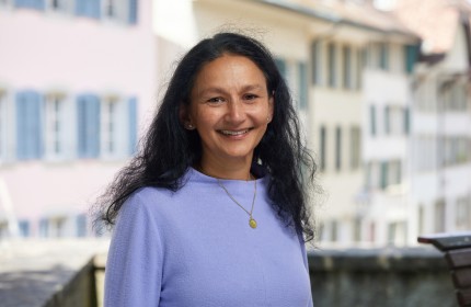 Portrait Foto von Rahela Syed, Präsidentin von benevol Aargau, Fachstelle für Freiwilligenarbeit